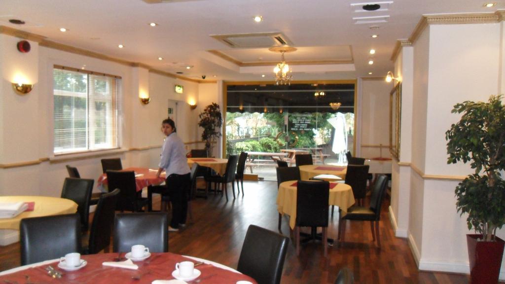 Skyways Hotel Slough Exterior foto
